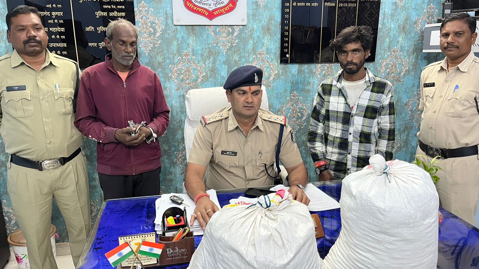 Chakradharanagar-police-ka-gaanja-raid