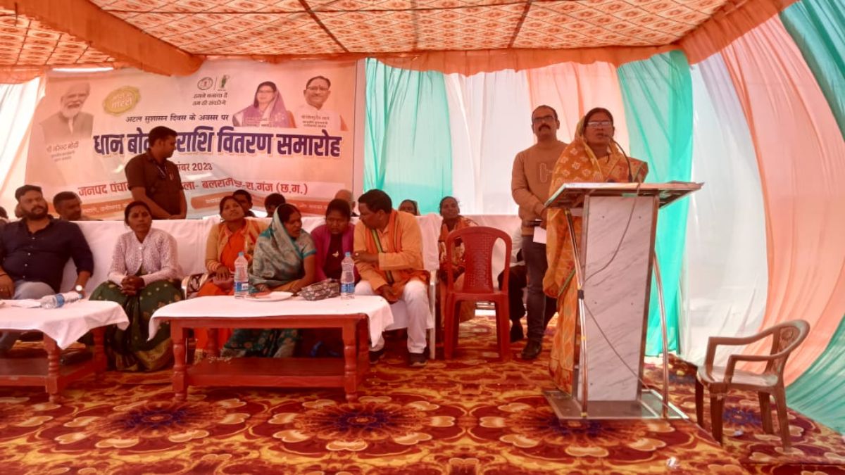 on-the-occasion-of-good-governance-day-samari-mla-udeshwari-paikra-addressed-rural-farmers-in-kusmi-mandi